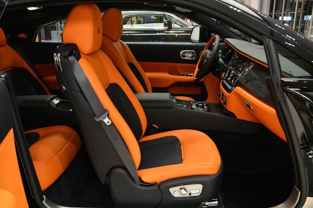 Ngắm nhìn nội thất “rực lửa” của chiếc Rolls-Royce Wraith Black Badge tại Abu Dhabi