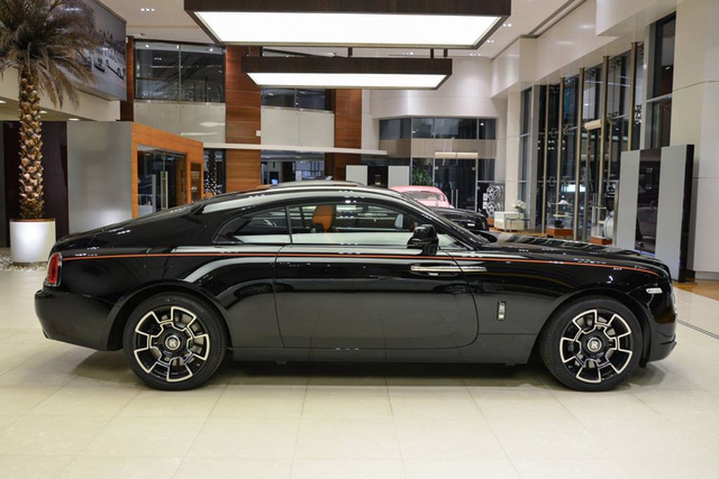 Ngắm nhìn nội thất “rực lửa” của chiếc Rolls-Royce Wraith Black Badge tại Abu Dhabi