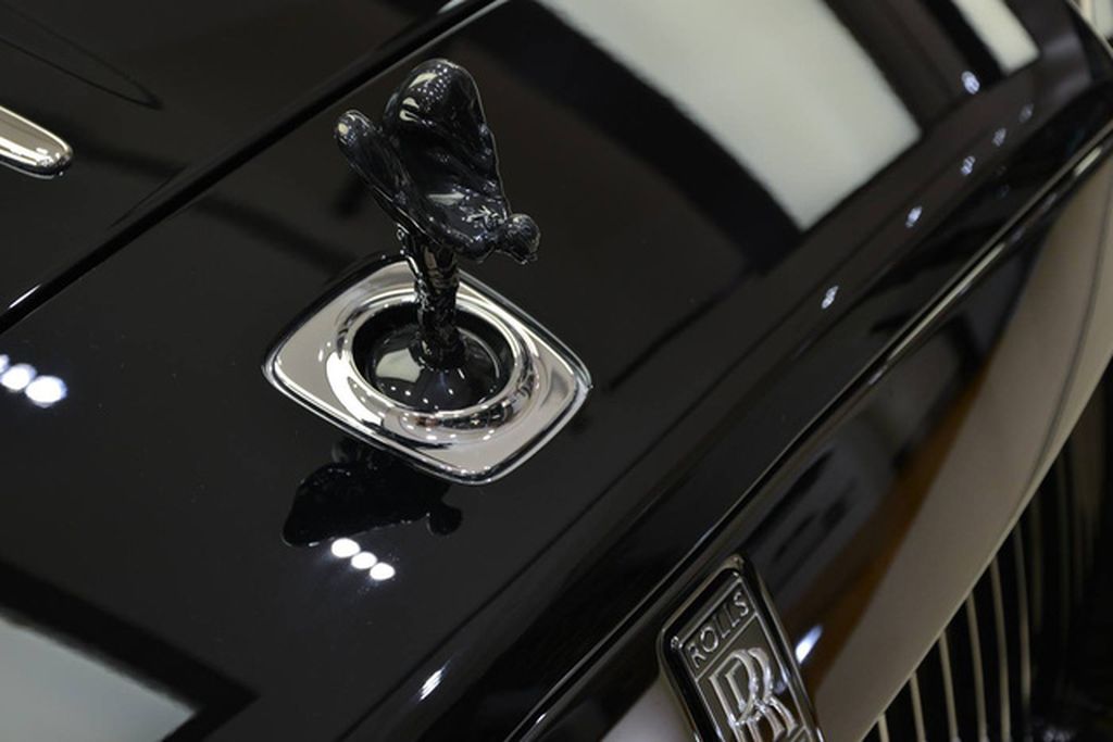 Ngắm nhìn nội thất “rực lửa” của chiếc Rolls-Royce Wraith Black Badge tại Abu Dhabi