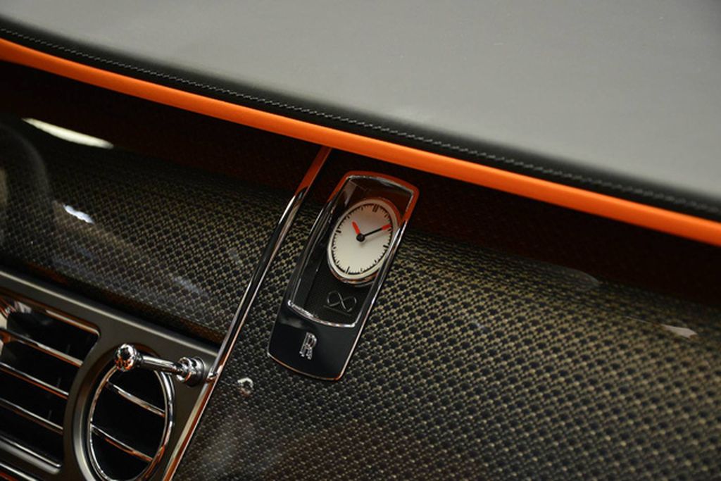 Ngắm nhìn nội thất “rực lửa” của chiếc Rolls-Royce Wraith Black Badge tại Abu Dhabi