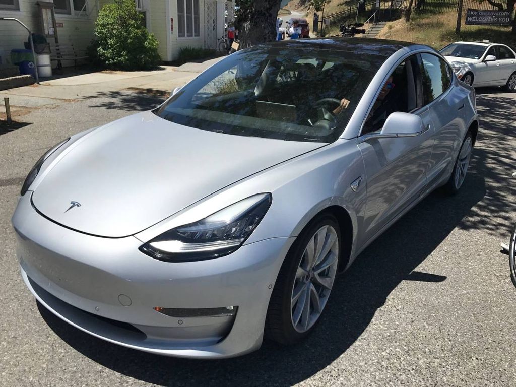 Những chiếc Tesla Model 3 đầu tiên sẽ đến tay khách hàng vào ngày 28/7/2017