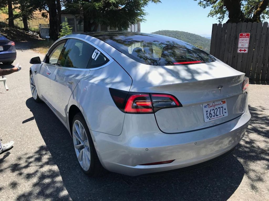 Những chiếc Tesla Model 3 đầu tiên sẽ đến tay khách hàng vào ngày 28/7/2017