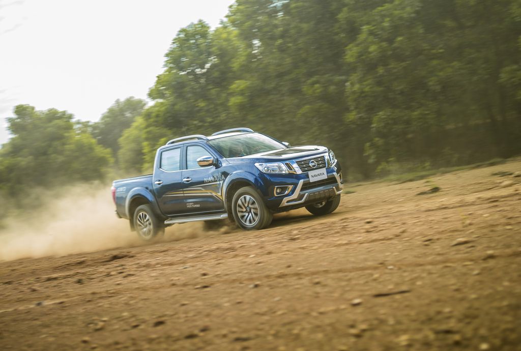 Chuẩn “soái ca” Minh Tiệp bên gia đình ngày cuối tuần với Nissan Navara