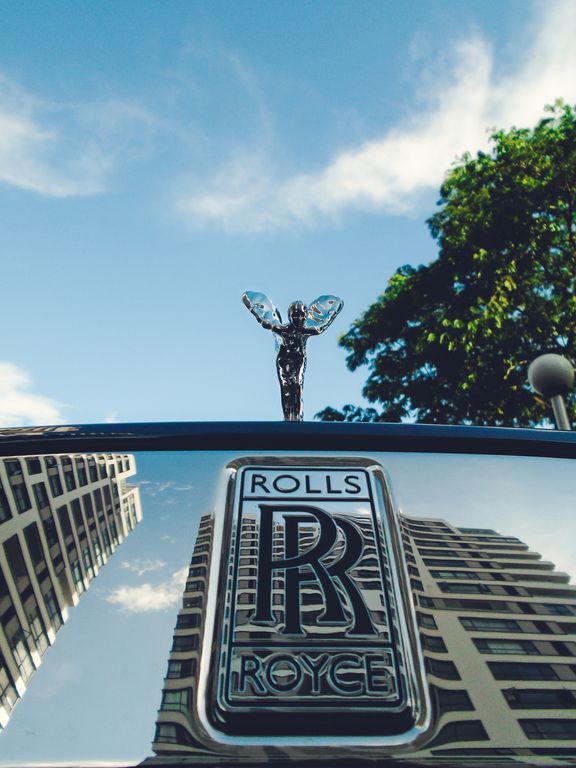 Rolls-Royce Wraith – mãnh thú ẩn mình trong bộ vest lịch lãm