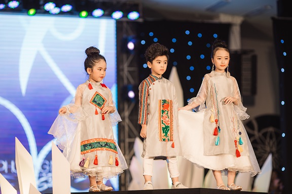 Đắm đuối ngắm những mẫu nhí siêu dễ thương trình diễn thời trang