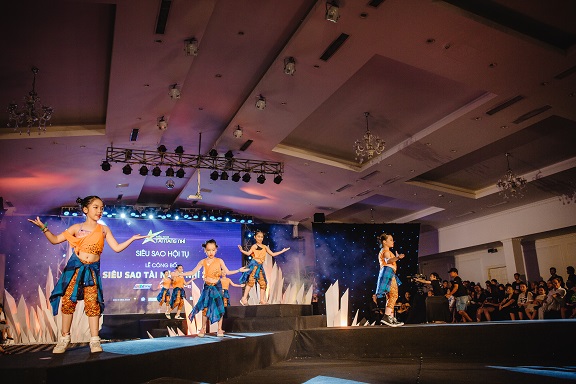Đắm đuối ngắm những mẫu nhí siêu dễ thương trình diễn thời trang