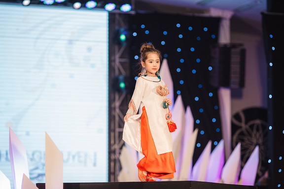 Đắm đuối ngắm những mẫu nhí siêu dễ thương trình diễn thời trang