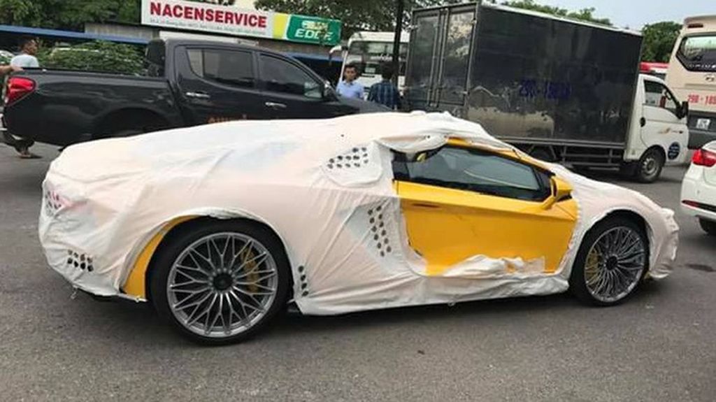Bắt gặp Lamborghini Aventador S nhập khẩu chính hãng đầu tiên tại Việt Nam đi đăng kiểm
