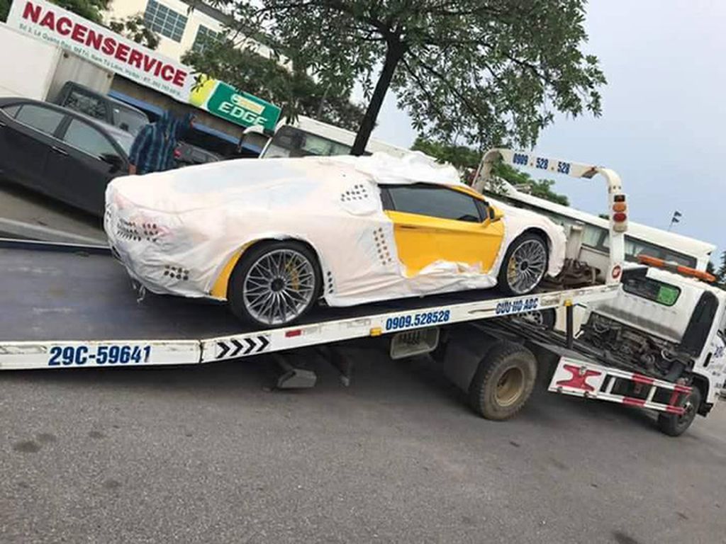 Bắt gặp Lamborghini Aventador S nhập khẩu chính hãng đầu tiên tại Việt Nam đi đăng kiểm
