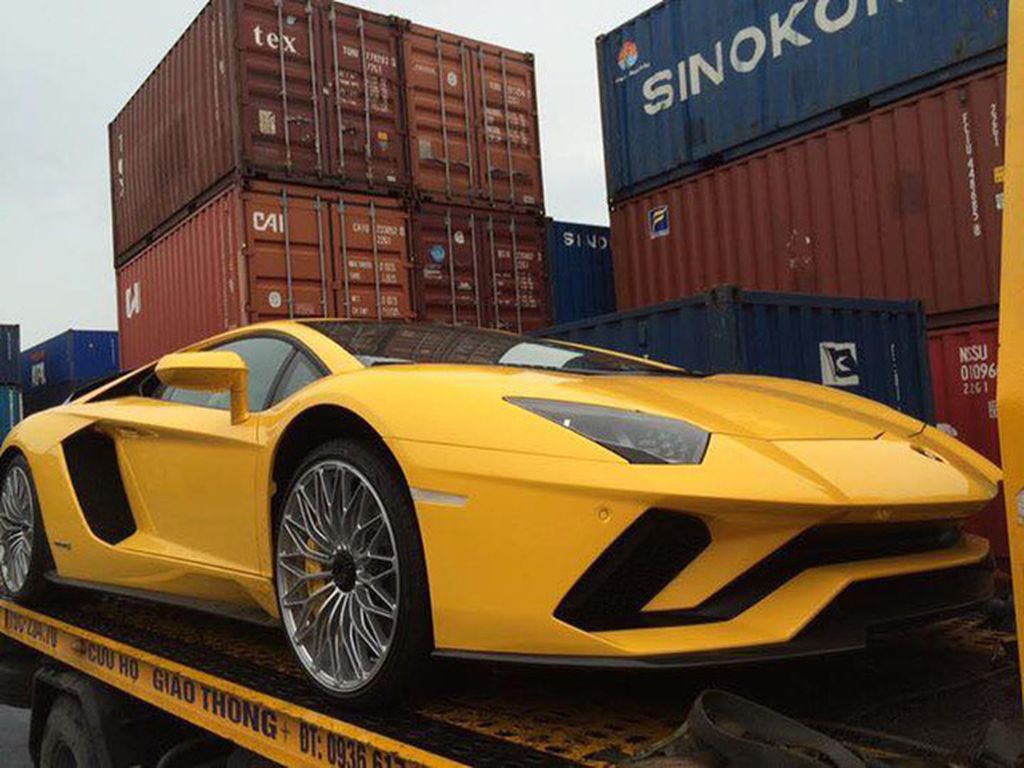 Bắt gặp Lamborghini Aventador S nhập khẩu chính hãng đầu tiên tại Việt Nam đi đăng kiểm