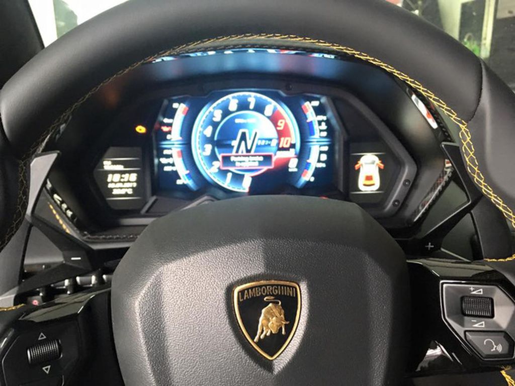 Bắt gặp Lamborghini Aventador S nhập khẩu chính hãng đầu tiên tại Việt Nam đi đăng kiểm