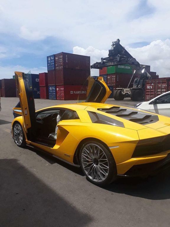 Bắt gặp Lamborghini Aventador S nhập khẩu chính hãng đầu tiên tại Việt Nam đi đăng kiểm