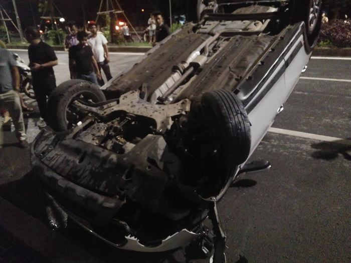Hà Nội: Lật ô tô, ba người trong xe may mắn thoát chết