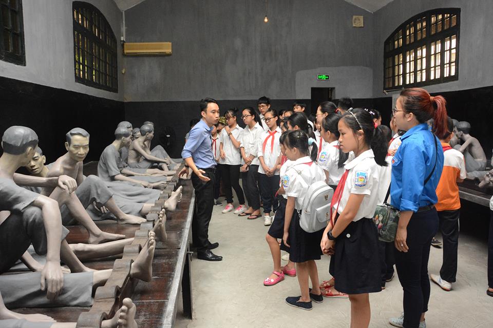Thanh thiếu nhi phường Việt Hưng thăm quan khu di tích Nhà tù Hỏa Lò