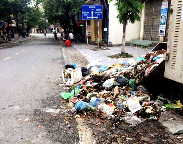 Thị xã Sơn Tây: Dân bức xúc vì đường phố “ngập” rác thải