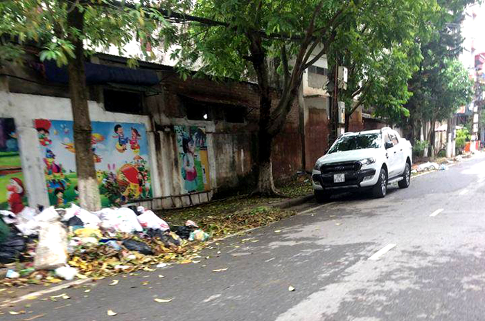 Thị xã Sơn Tây: Dân bức xúc vì đường phố “ngập” rác thải