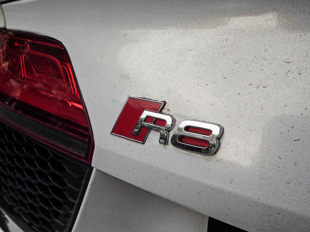 Audi R8 V10 Plus trắng ngọc ngà khoe sắc ở phố đi bộ