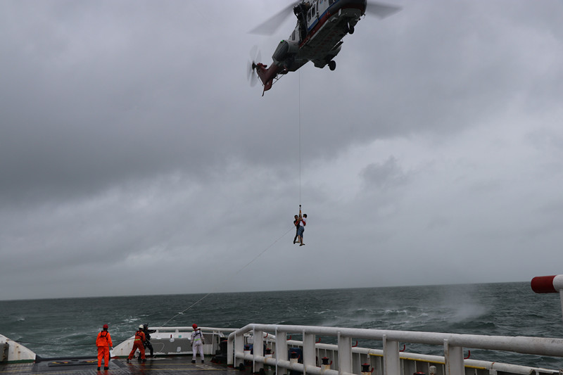 Trung Quốc: Giải cứu 49 du khách mắc kẹt trên đảo do bão