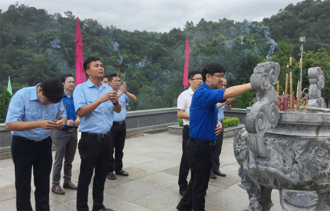 Lãnh đạo Thành đoàn Hà Nội dâng hương tại đền thờ Bác Hồ, viếng mộ anh Kim Đồng