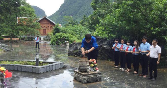 Lãnh đạo Thành đoàn Hà Nội dâng hương tại đền thờ Bác Hồ, viếng mộ anh Kim Đồng