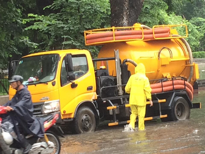 Hà Nội: Lực lượng chức năng “căng mình” chống ngập do mưa bão số 2