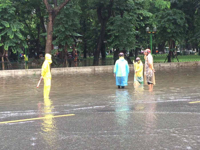 Hà Nội: Lực lượng chức năng “căng mình” chống ngập do mưa bão số 2