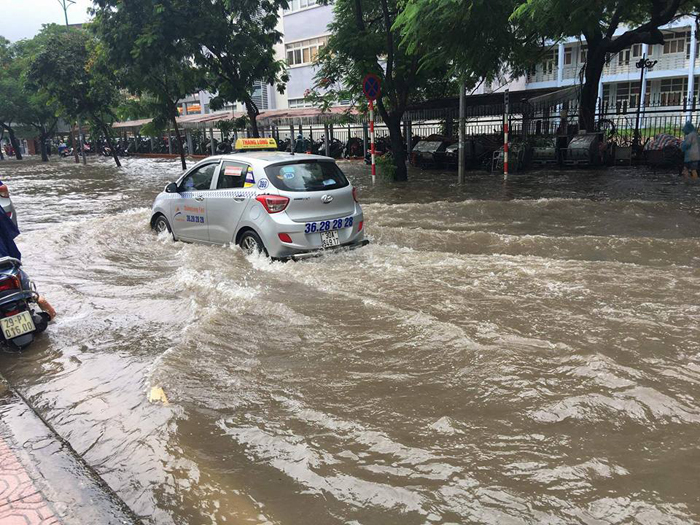 Hà Nội: Lực lượng chức năng “căng mình” chống ngập do mưa bão số 2