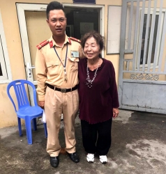 Cảnh sát giao thông Hà Nội giúp du khách nước ngoài về đoàn tụ với người thân