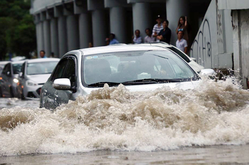 10 việc cần làm khi ôtô bị ngập nước - tài xế Việt cần nhớ