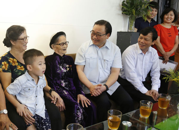Bí thư Thành ủy Hoàng Trung Hải thăm các gia đình chính sách quận Ba Đình