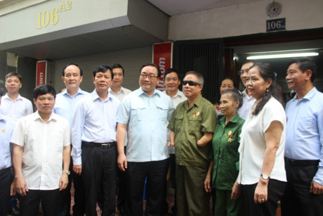 Bí thư Thành ủy Hoàng Trung Hải thăm các gia đình chính sách quận Ba Đình