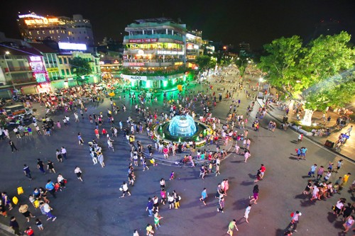 Quận Hoàn Kiếm đề xuất chỉ mở phố đi bộ hồ Gươm vào tối cuối tuần