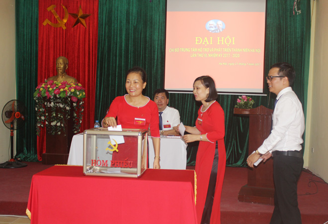 Đồng chí Trần Đức Hòa giữ chức vụ Bí thư chi bộ Trung tâm Hỗ trợ và Phát triển Thanh niên Hà Nội