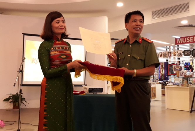 Bảo tàng Phụ nữ Việt Nam tiếp nhận kỷ vật chiến tranh từ Đại tá Đặng Vương Hưng