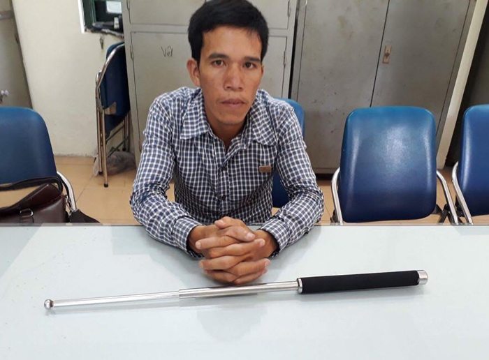 Hà Nội: Phát hiện nam thanh niên mang theo côn 3 khúc để “phòng thân”