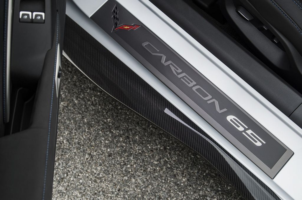Chevrolet Corvette 2018 cơ bắp hơn với bộ vành mới cùng một loạt tùy chọn