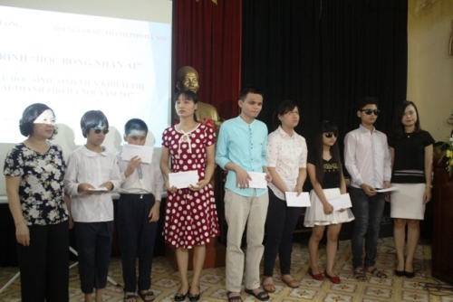 Trao “học bổng nhân ái” cho học sinh, sinh viên khiếm thị