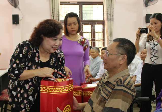 Chủ tịch HĐND TP Nguyễn Thị Bích Ngọc thăm, tặng quà gia đình chính sách, người có công