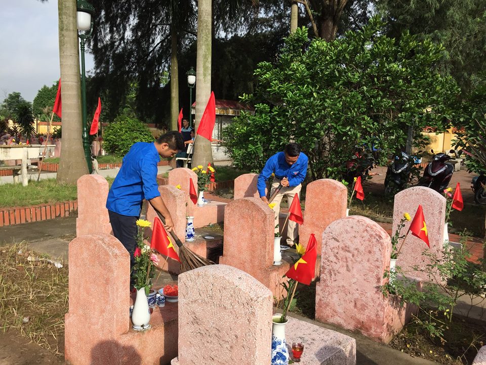 Tuổi trẻ quận Long Biên ra quân vệ sinh nghĩa trang liệt sĩ Yên Viên