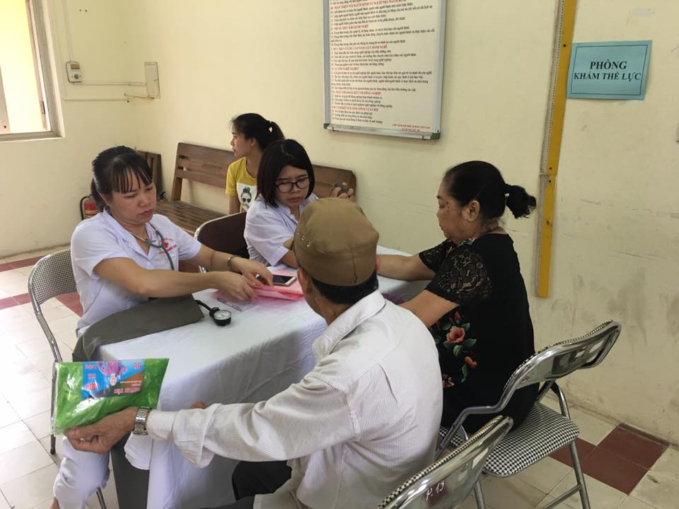 Quận đoàn Thanh Xuân tổ chức khám bệnh, phát thuốc miễn phí tới cựu thanh niên xung phong