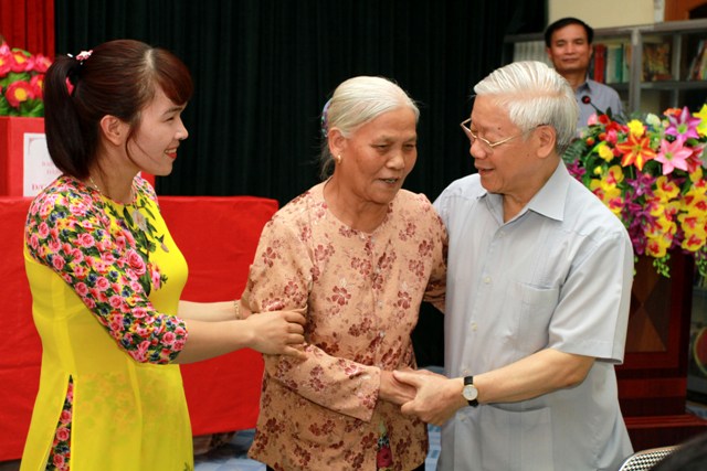 Tổng Bí thư Nguyễn Phú Trọng thăm, tặng quà người có công