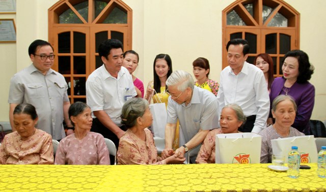Tổng Bí thư Nguyễn Phú Trọng thăm, tặng quà người có công