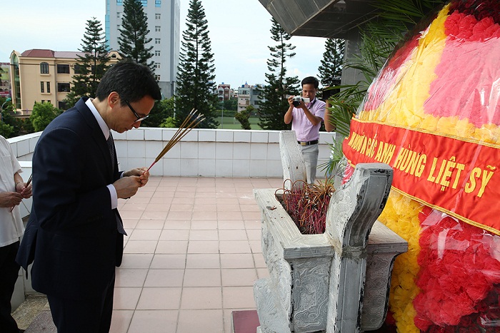 Phó Thủ tướng dâng hương, tưởng niệm các anh hùng, liệt sĩ tại Hải Dương, Hưng Yên
