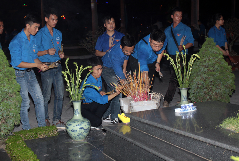 Tuổi trẻ Thủ đô thắp nến tri ân các anh hùng liệt sỹ tại Nghĩa trang Mai Dịch