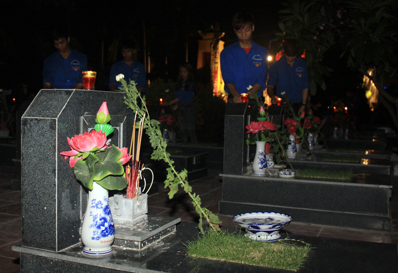 Tuổi trẻ Thủ đô thắp nến tri ân các anh hùng liệt sỹ tại Nghĩa trang Mai Dịch