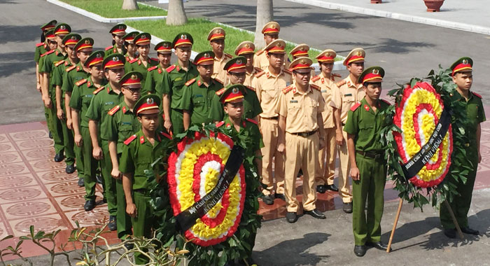Tuổi trẻ CSGT dâng hương tưởng nhớ các anh hùng liệt sĩ
