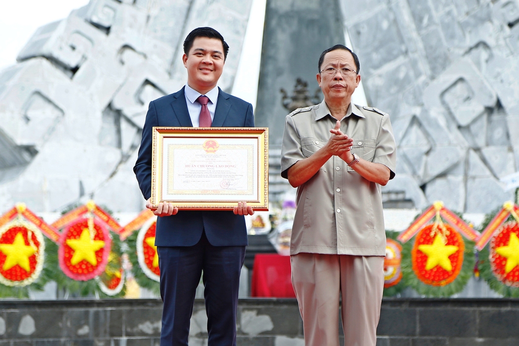 Bàn giao công trình trùng tu, nâng cấp nghĩa trang liệt sĩ tại tỉnh Hậu Giang