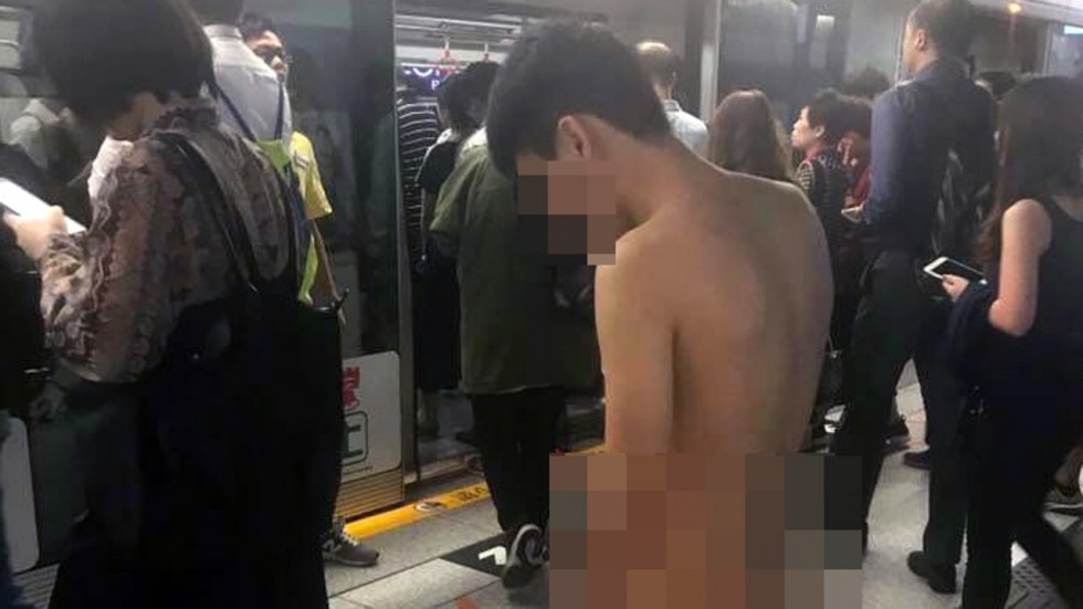 Sống trong thế giới ảo, thanh niên Hong Kong thản nhiên khỏa thân ra đường