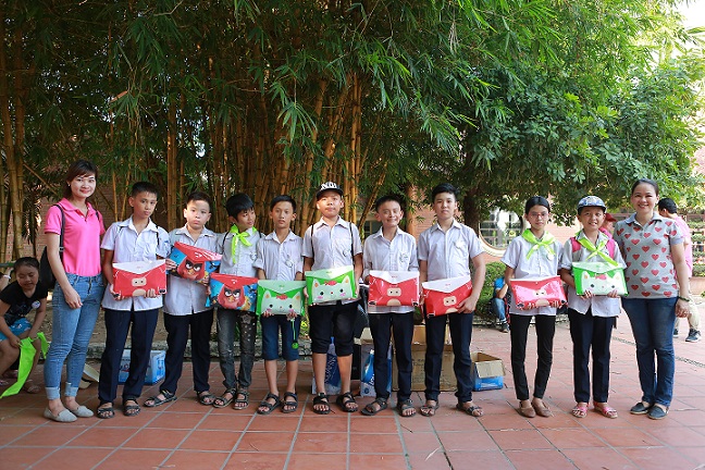Vietravel Hà Nội đồng hành cùng trẻ em khó khăn qua chương trình “Cho em mùa hè”.