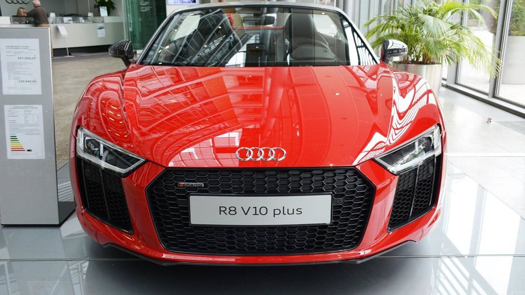 Cận cảnh siêu xe Audi R8 Spyder V10 Plus đỏ rực